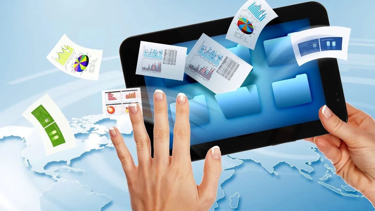 Checklist for selecting an e-commerce service partner on clipboard